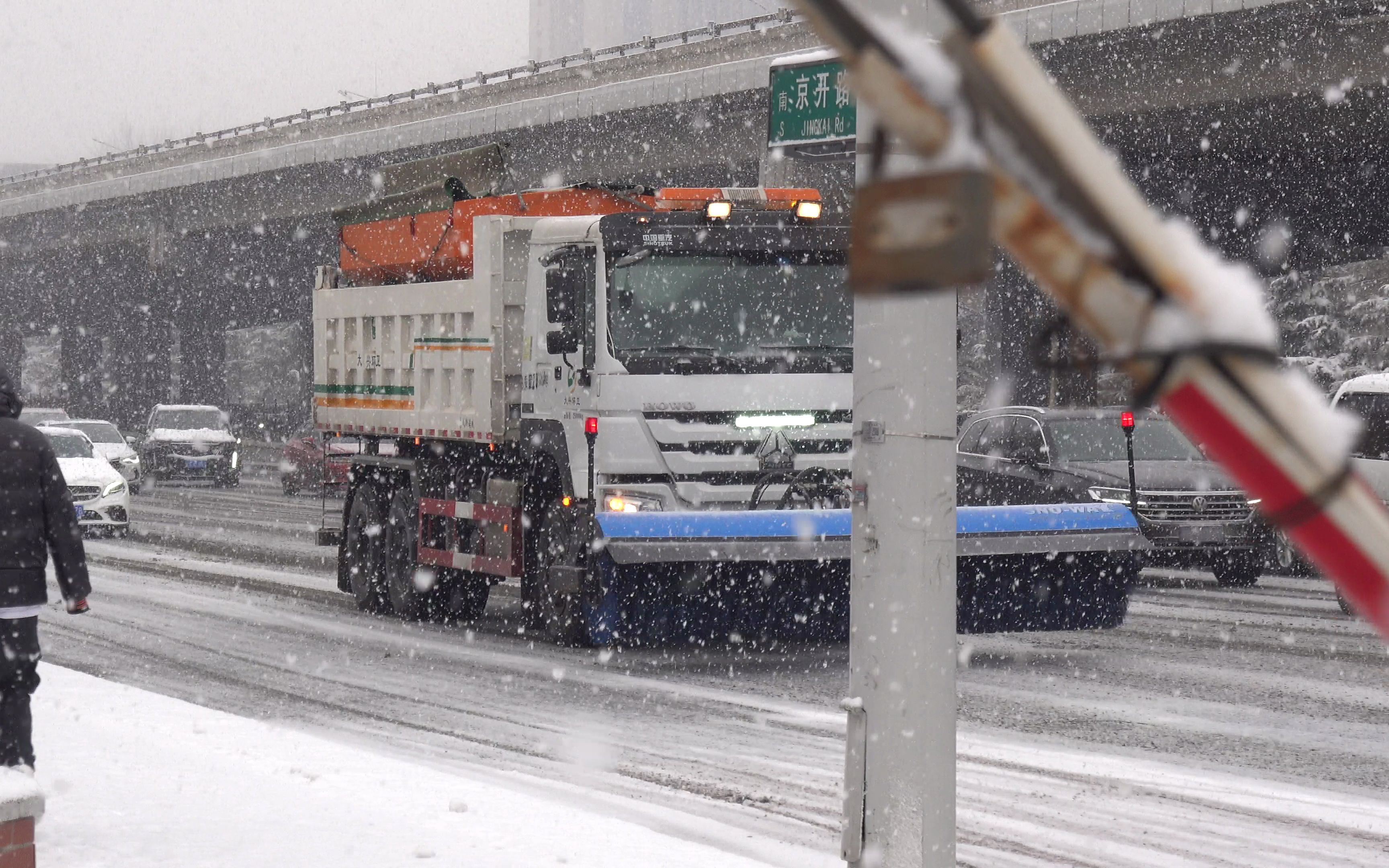 【出警】北京大兴环卫斯诺威SNOWAY撒布机闪灯鸣笛使用工程音在兴亦路准备进行除雪作业哔哩哔哩bilibili