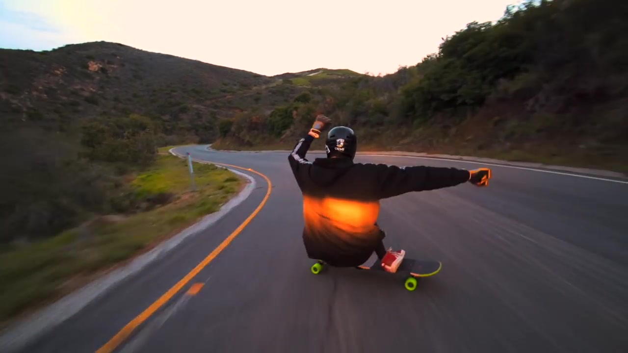 滑板速降当夕阳照在你的滑板上原来极限运动也可以这样惬意