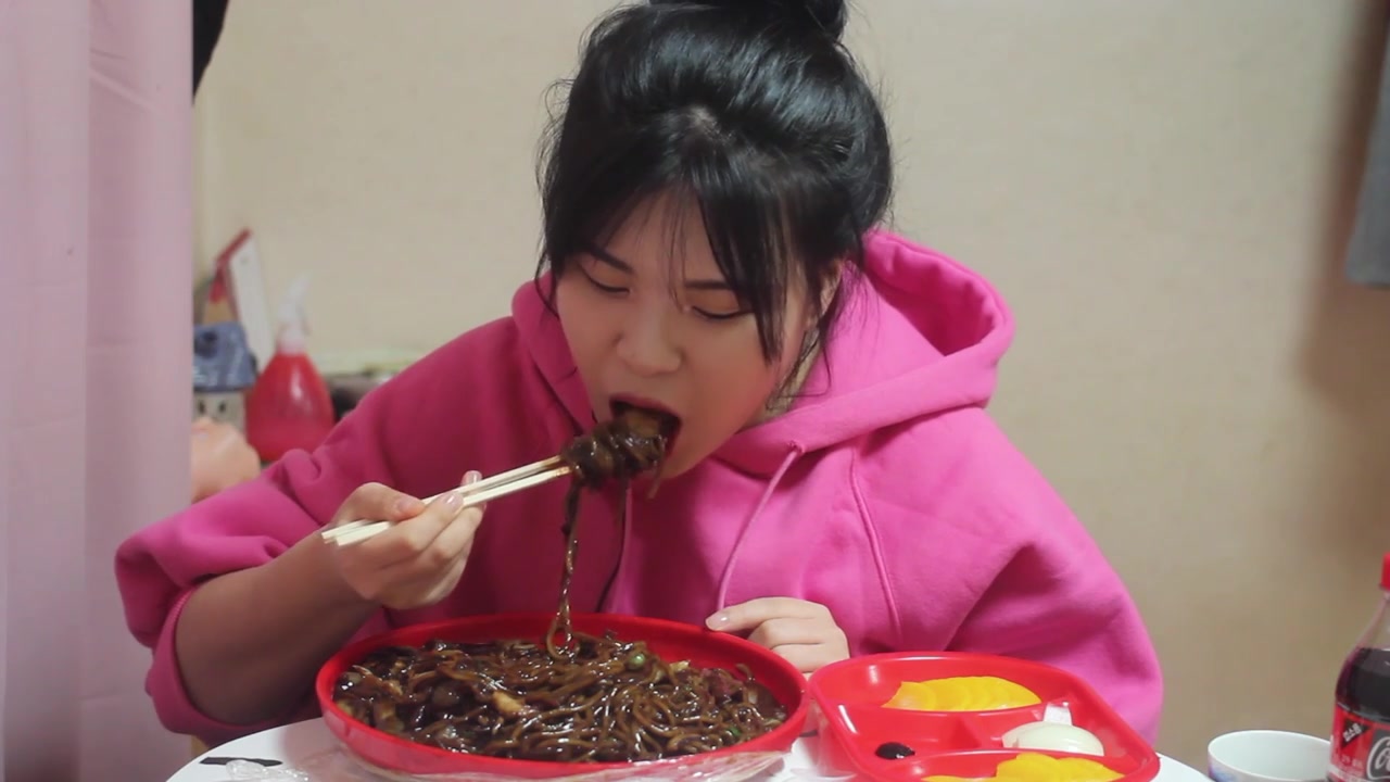 【韩国吃播】donkey妹妹asmr炸酱面