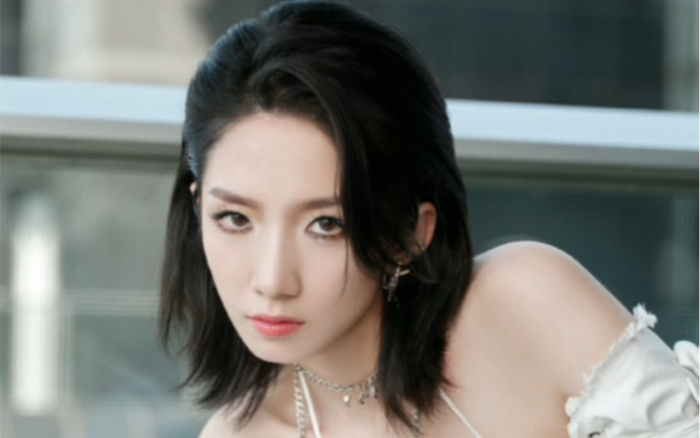 粉丝拍到了孟美岐的高清素颜怼脸视频