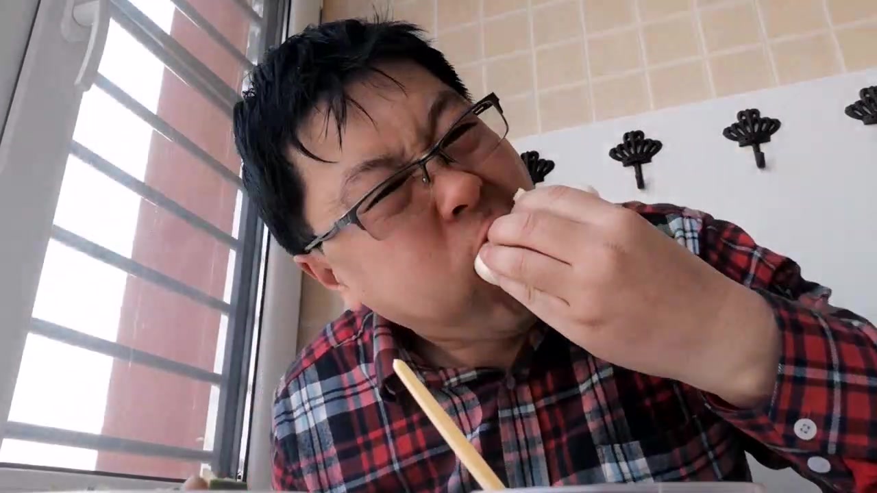 王二胖吃网红小吃,原本能吃一斤饺子的他,吃了两个包子就吃不下去