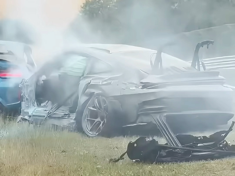 网络热门事故分析：保时捷180km/h撞墙翻滚，人居然没事？！