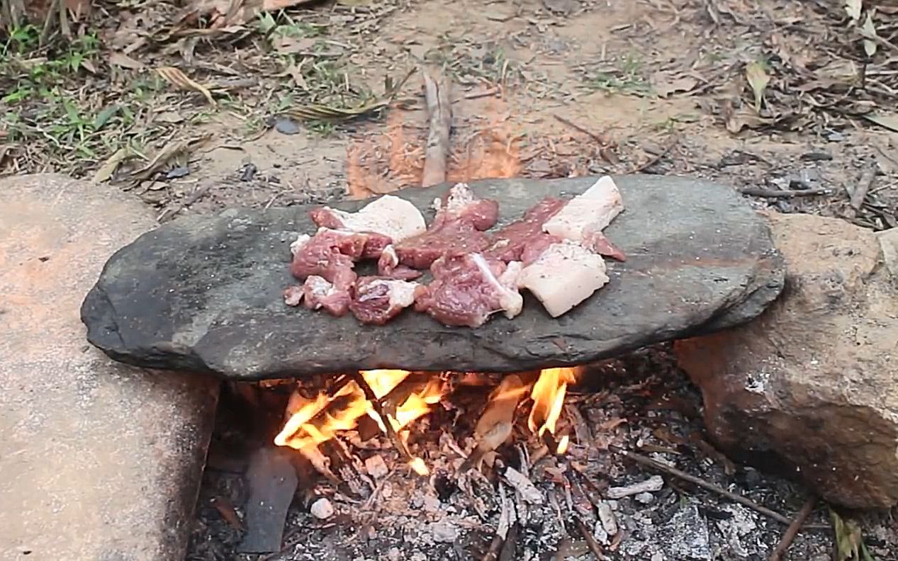 【youtube搬运】没有现代工具,在野外用石头烤肉,原始生存的方式令人