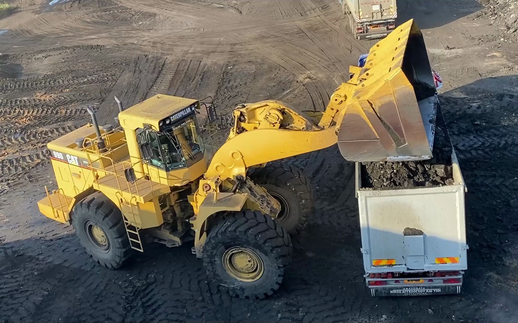 caterpillar 990轮式装载机在卡车上装载煤炭-s.g.m melidis