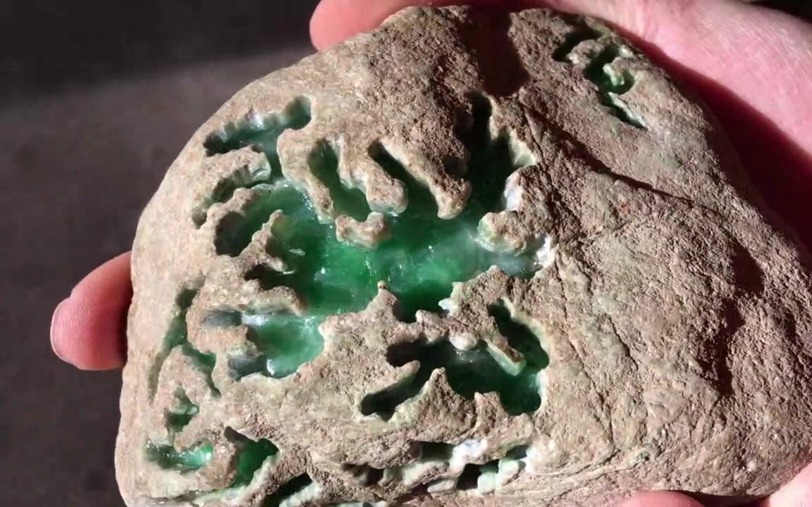 赌石,6000赌的莫西沙翡翠赌石,开窗居然开出冰阳绿,能否大涨?