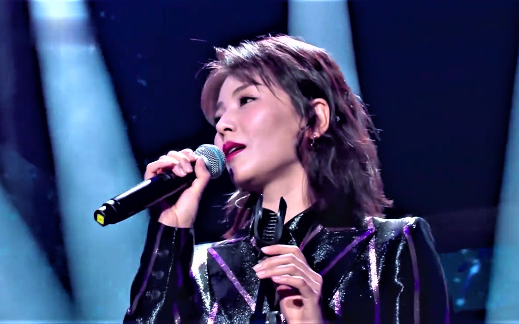 女神太美了,刘涛紫色亮条纹西装一首《爱你》深情满满,心都醉了_哔哩