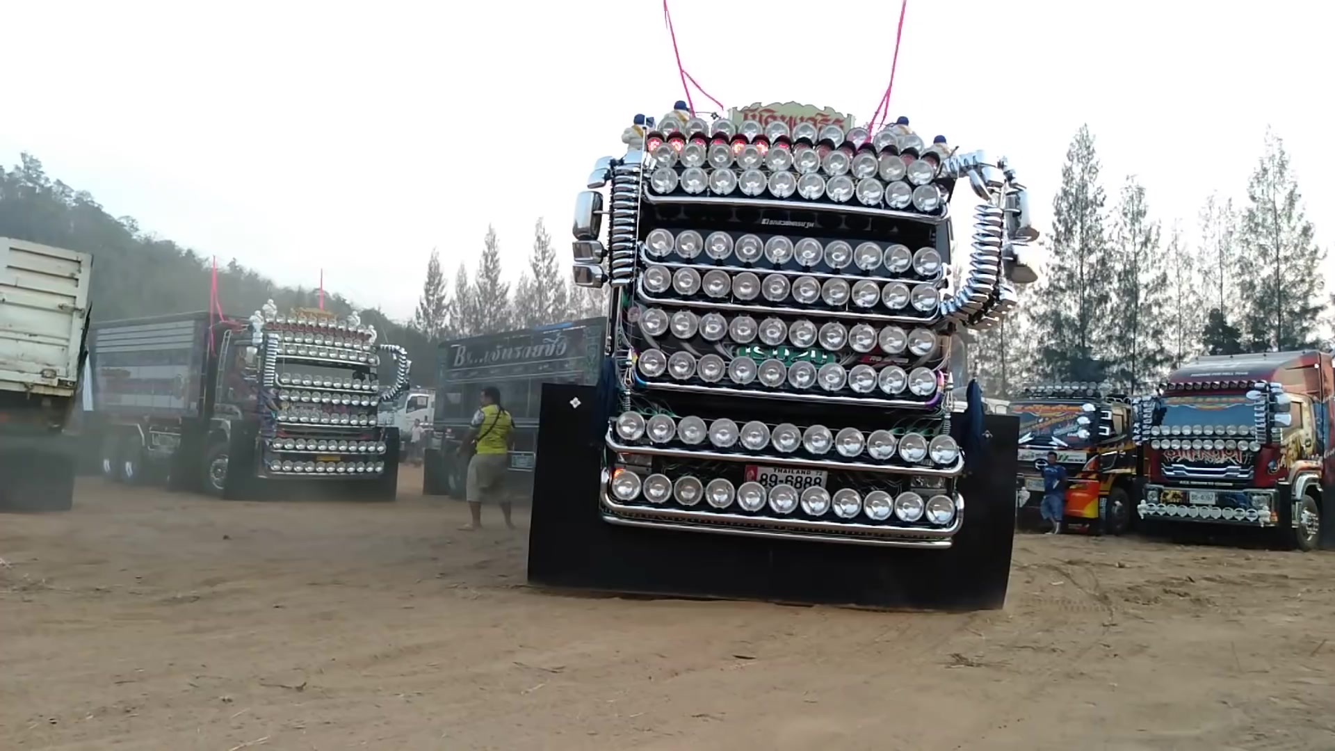 装满灯的泰国爆改卡车 来自远光犬的哭泣!