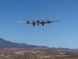 下载视频: B-29 DOC准备降落，银光闪亮的机身飞越头顶