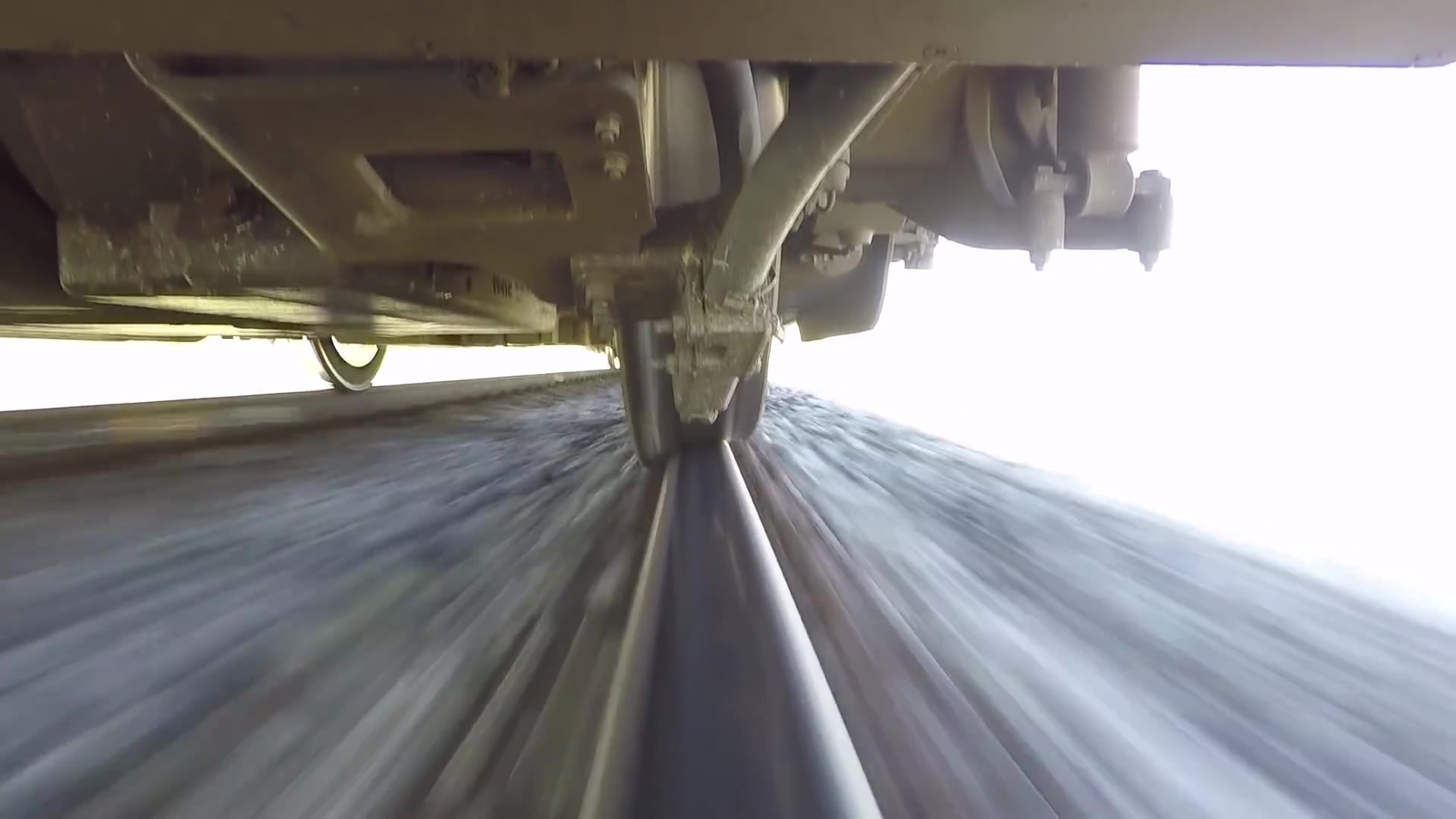 火车裙摆下的轮轨关系