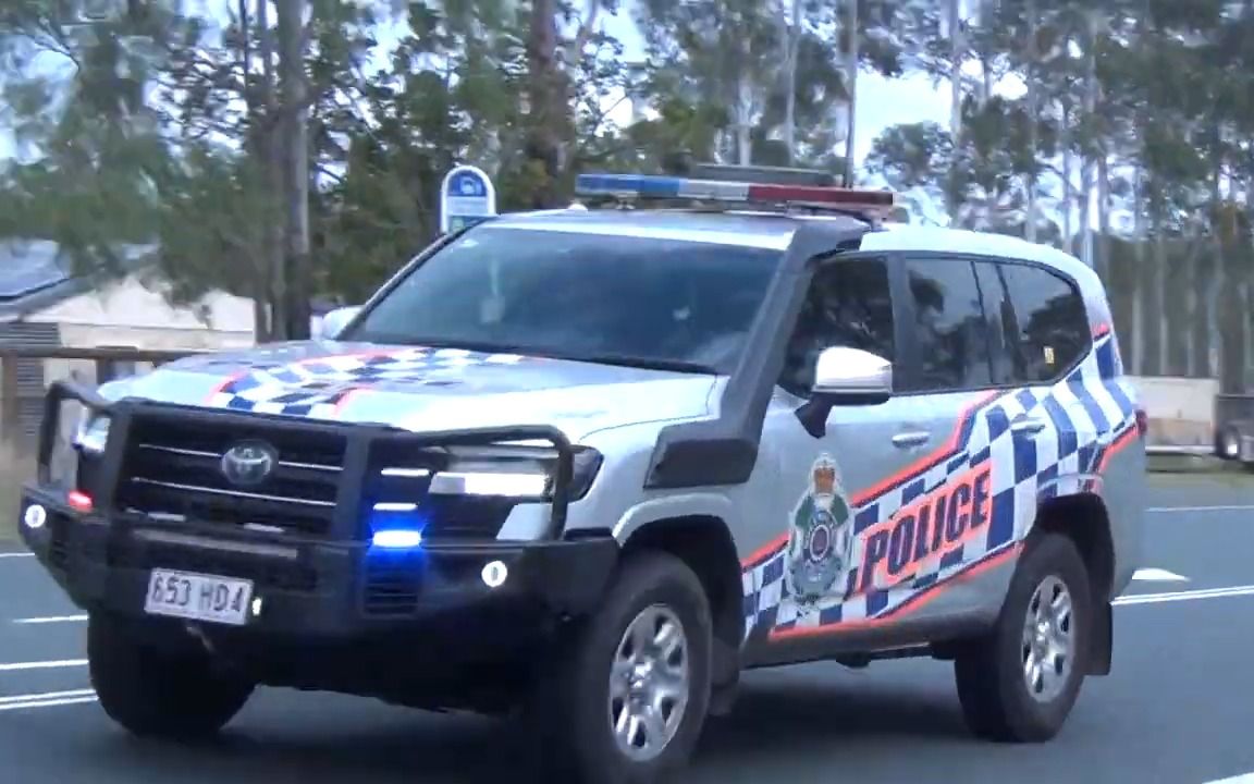 街拍 昆士兰陆巡lc300警车响应