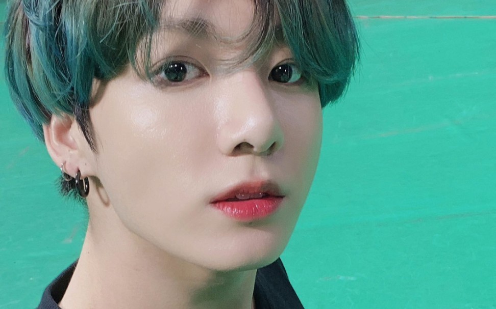 田柾国溢满属于夏日男孩的青春荷尔蒙dope舞台现场这身打扮我好爱