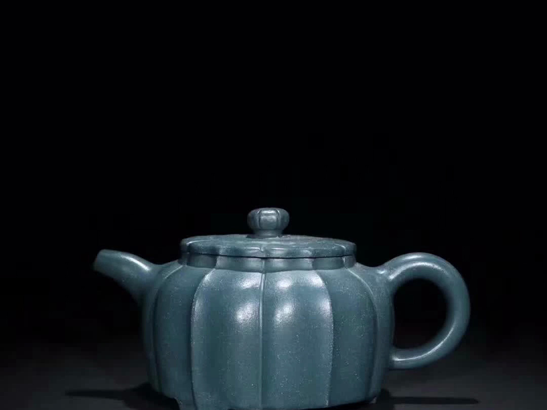 宜兴"王石耕"款紫砂六瓣菱花壶