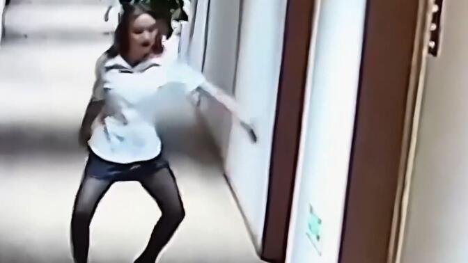 黑丝美女憋尿失败，化身喷射战士放飞自我，监控下的离谱瞬间，要不是监控拍到，我根本不信！ (588)在线观看