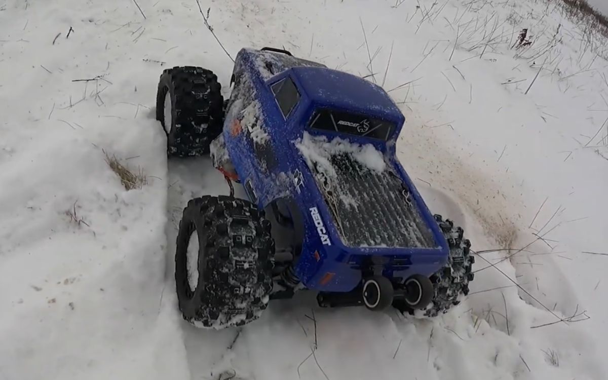 rc遥控大脚车雪地飙车