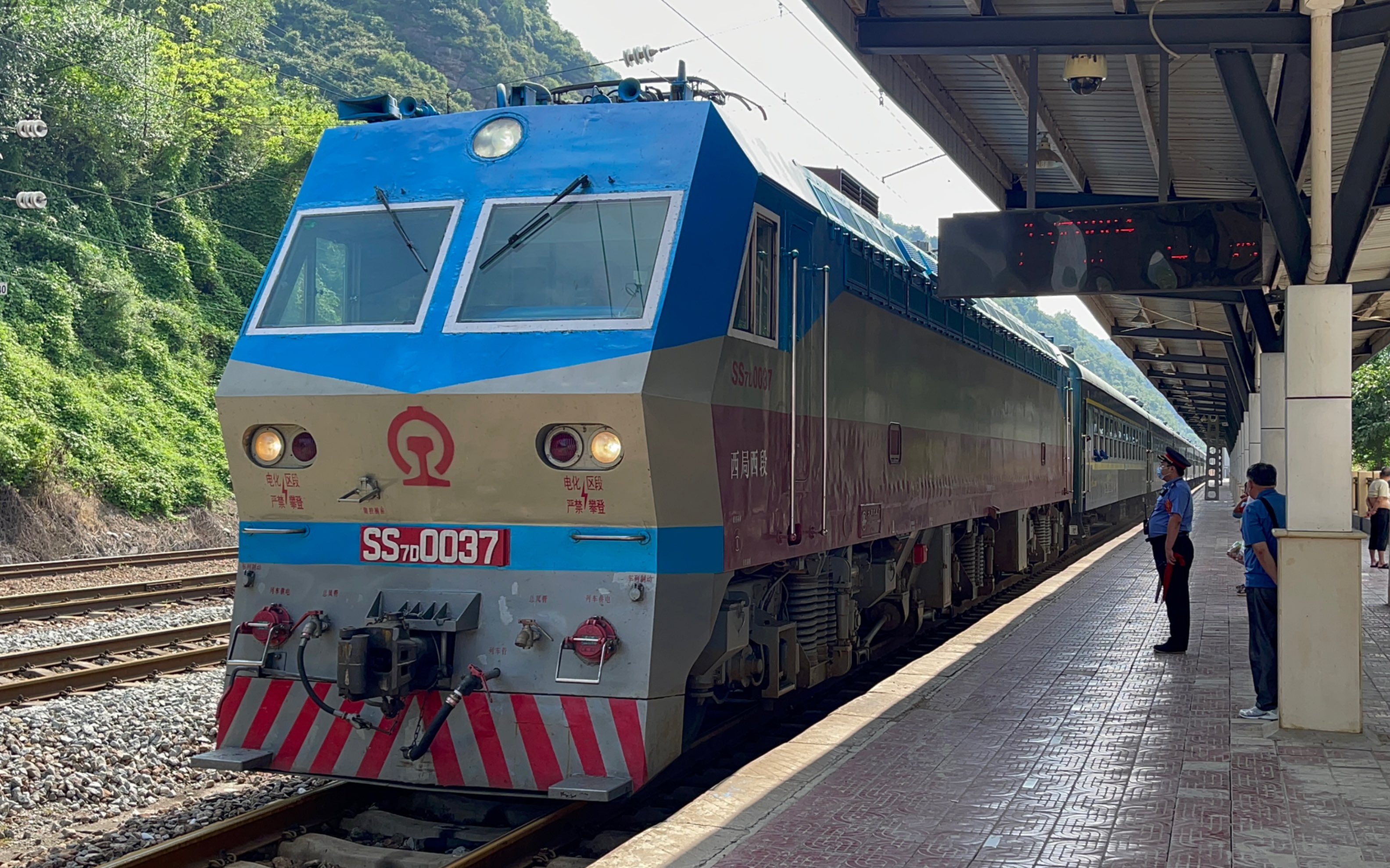 8.2 6064次进凤县站_哔哩哔哩_bilibili