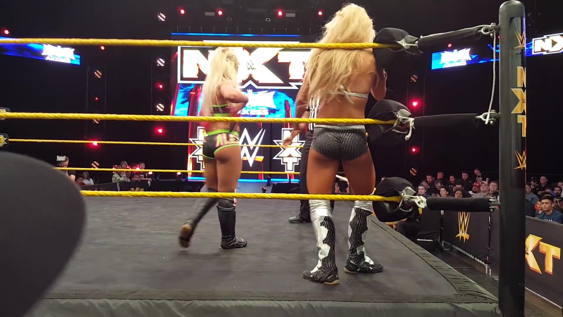 [图]WWE WrestleMania Axxess20160402 Alexa Bliss vs Mandy Rose