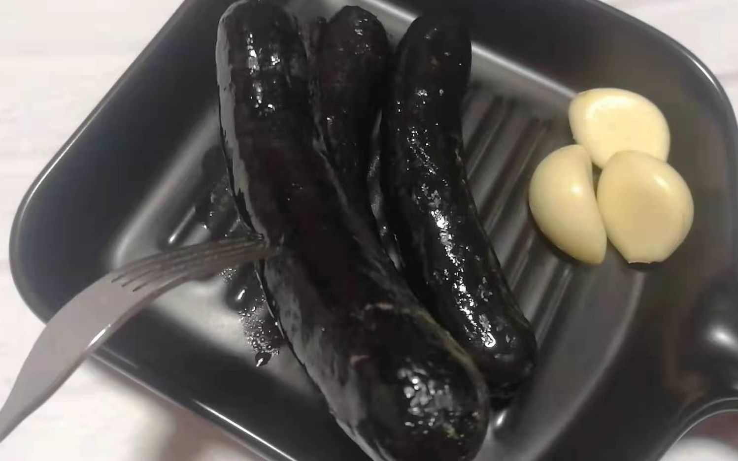 黑色大香肠你吃过吗,配上大蒜这味道简直.