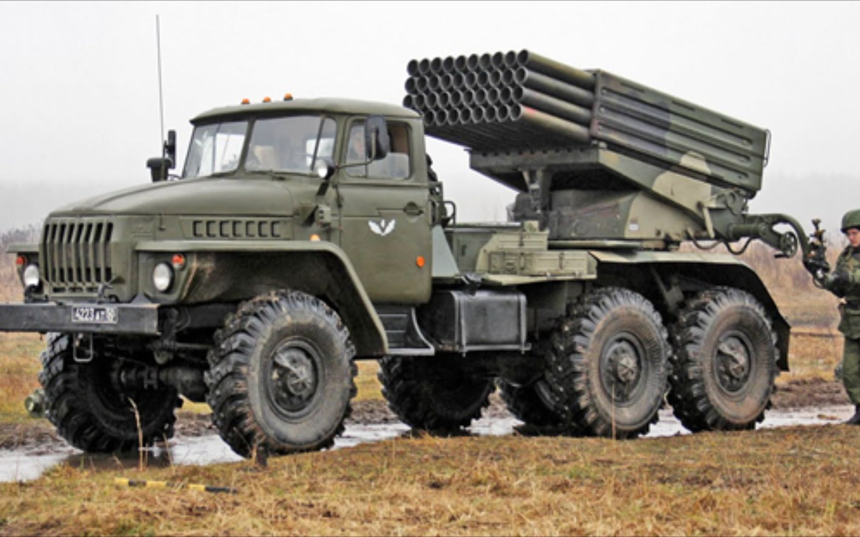 俄军冰雹火箭炮有多猛?18秒完成一轮齐射,美榴弹炮瞬间变废铁