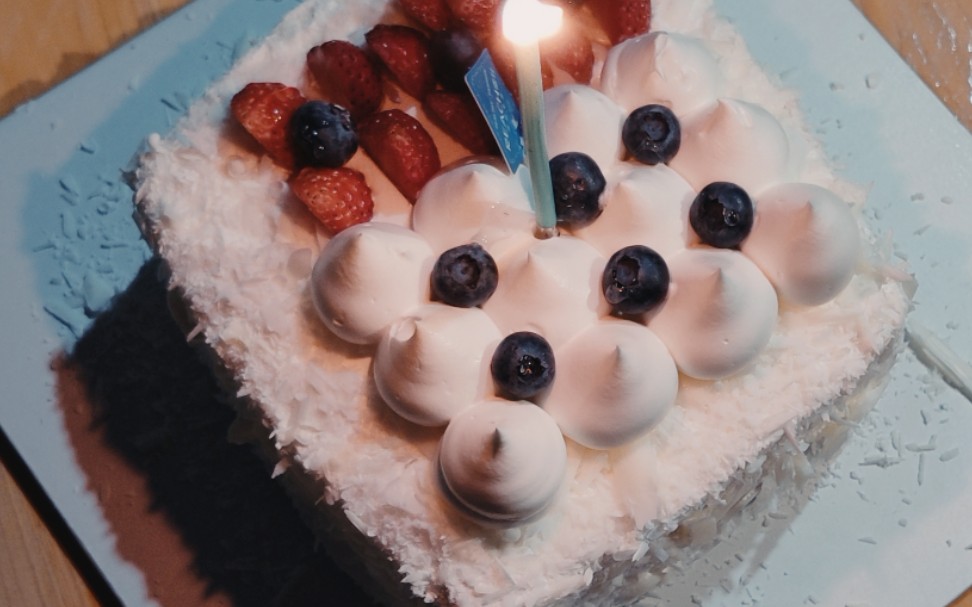 妈妈的48岁生日,大年初三总算是春节休息回家了.提了两个小时的蛋糕.