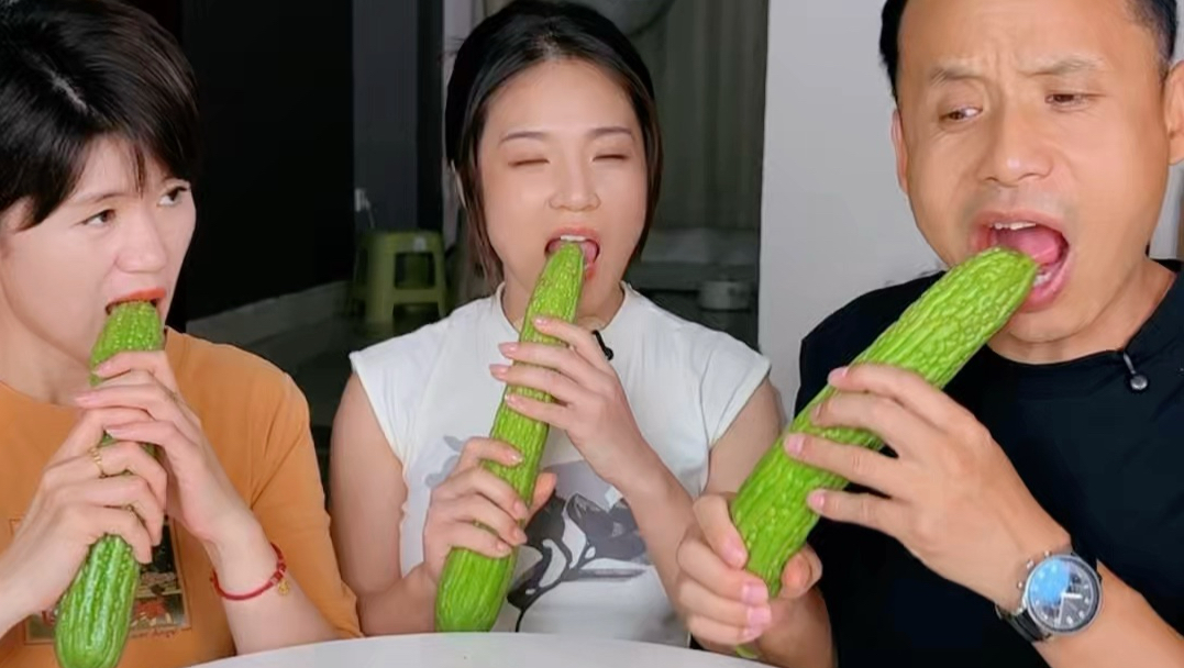 挑战生吃苦瓜