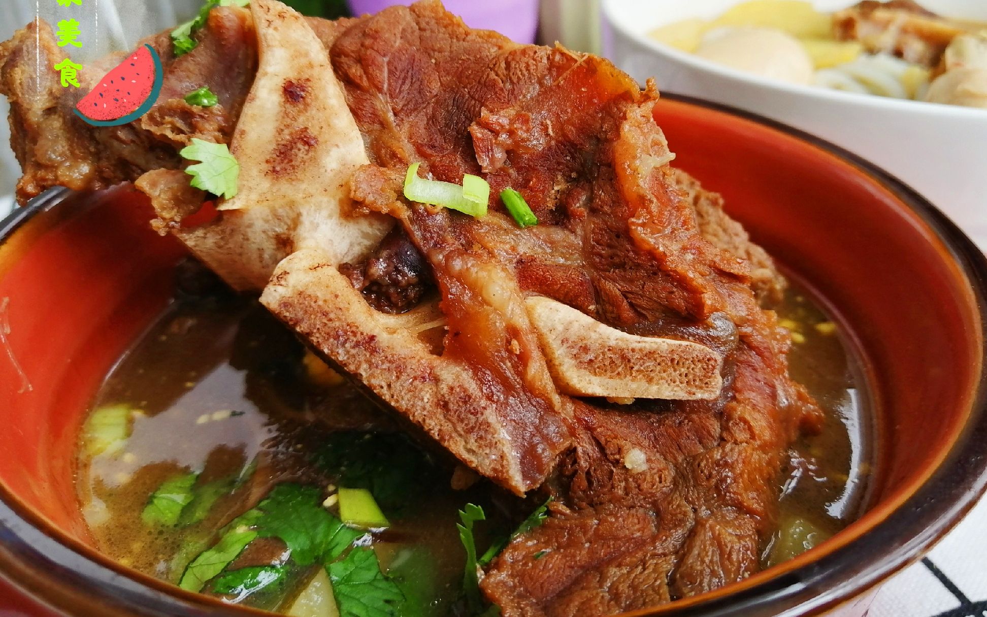 炖一锅酱香浓郁的牛骨头,汤汁红亮浓厚,下一碗米线绝配