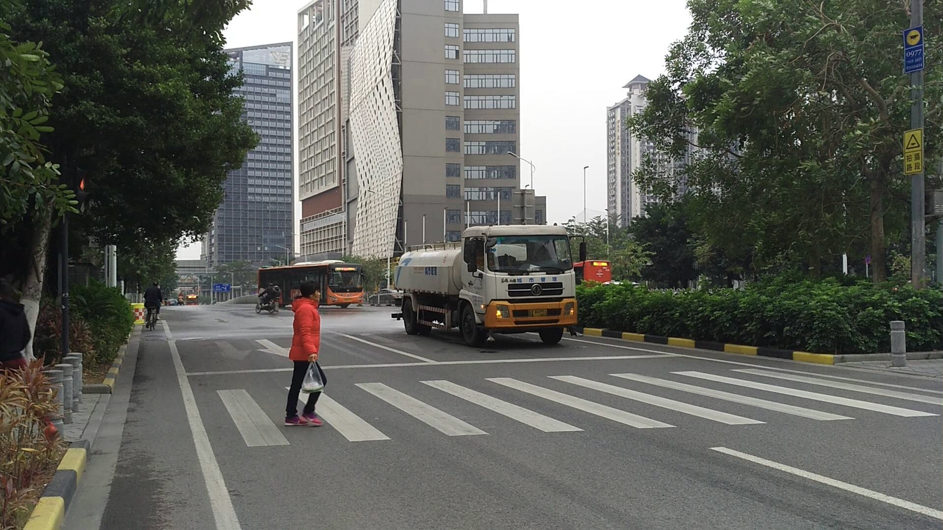 同德围南北高架〕道路洒水_粤am9021_lw011c洒水车_2018123101_哔哩