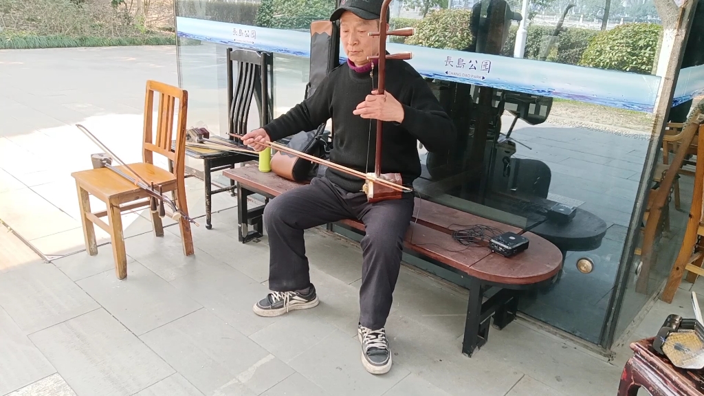 公园随拍 ,退休大爷拉二胡