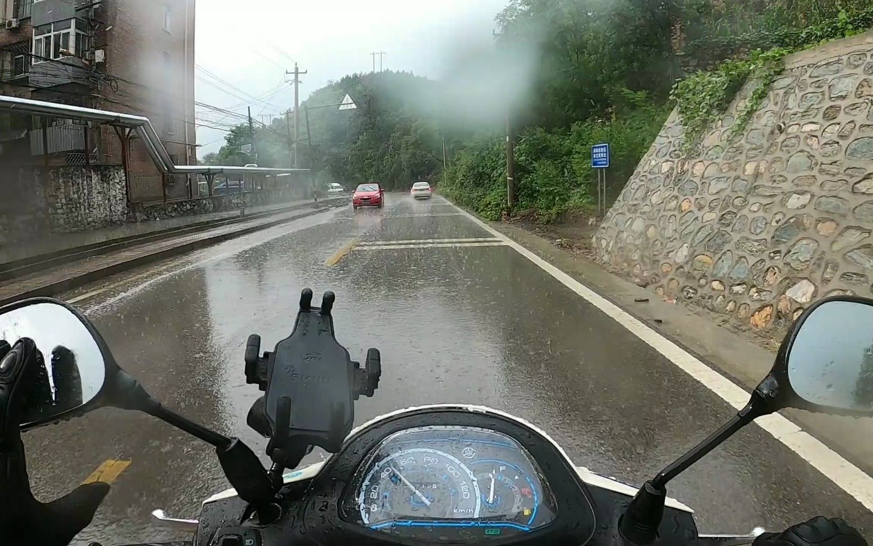 巧格i125雨中奔袭大石河河北镇檀木港,可惜大雨封路,断桥维修,河道清理,无功而返.哔哩哔哩bilibili