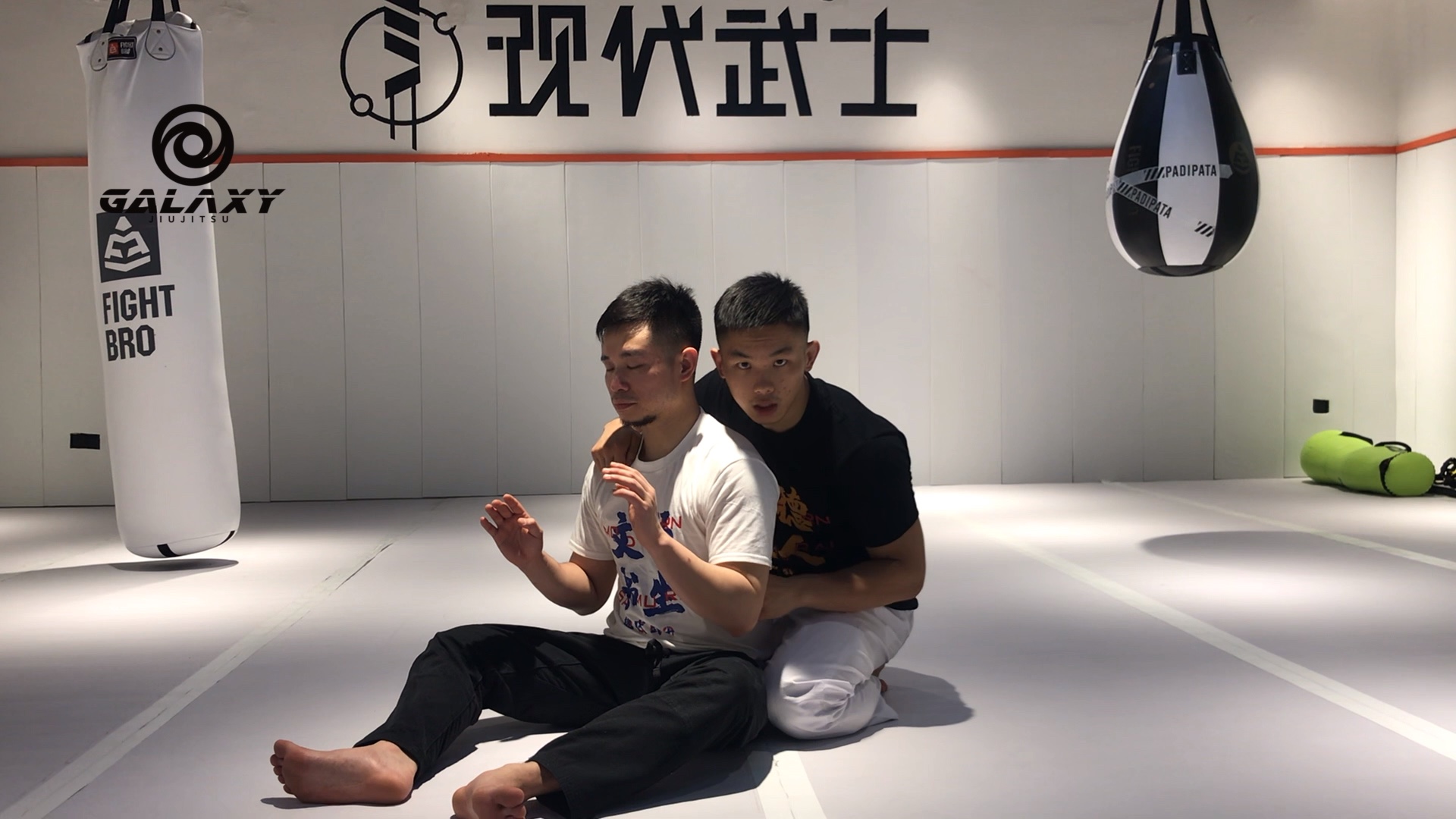 背后裸绞的三种手法详解