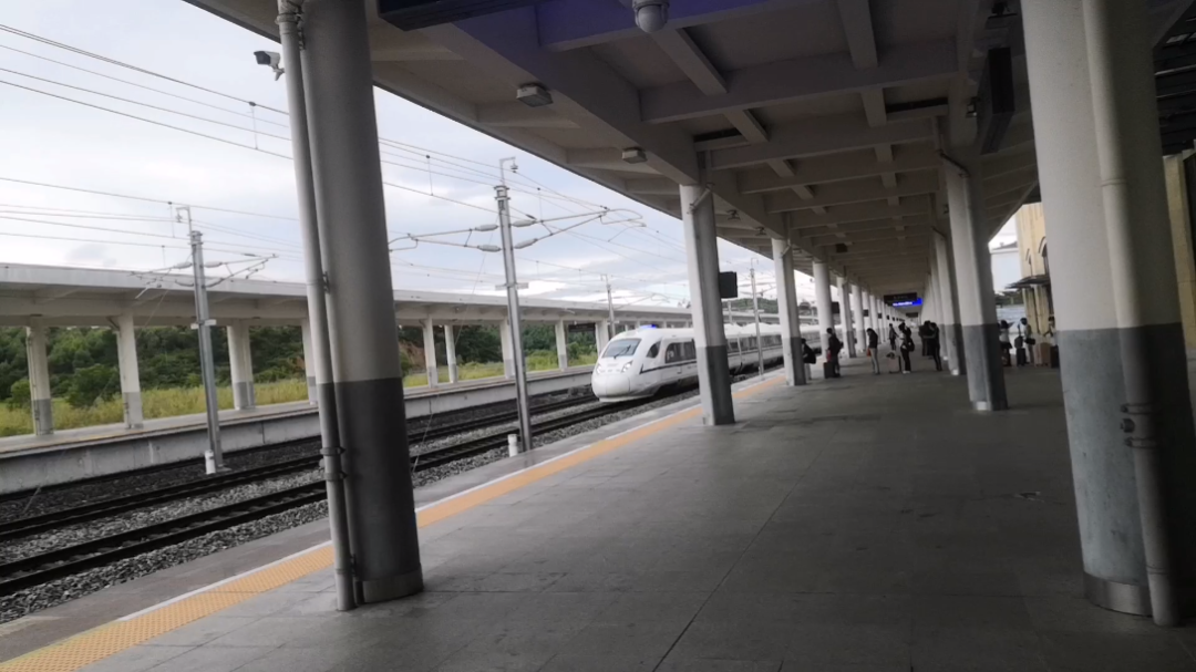 和谐号crh3a(疑似d1826 湛江西—成都东)通过开平南站