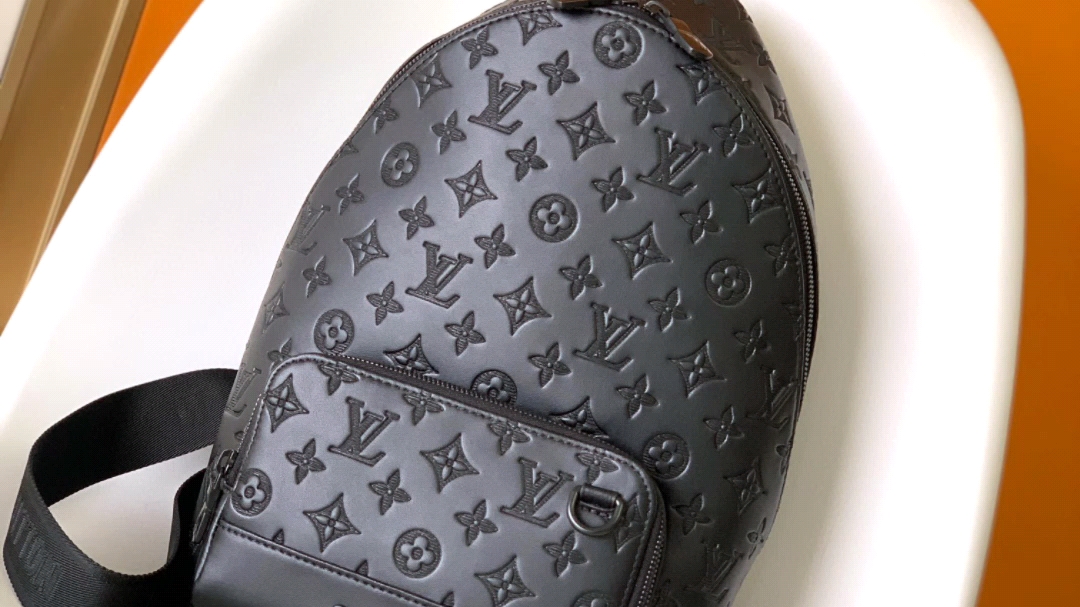 告诉一下一比一lv路易威登new wave 大号链条包,过验级别