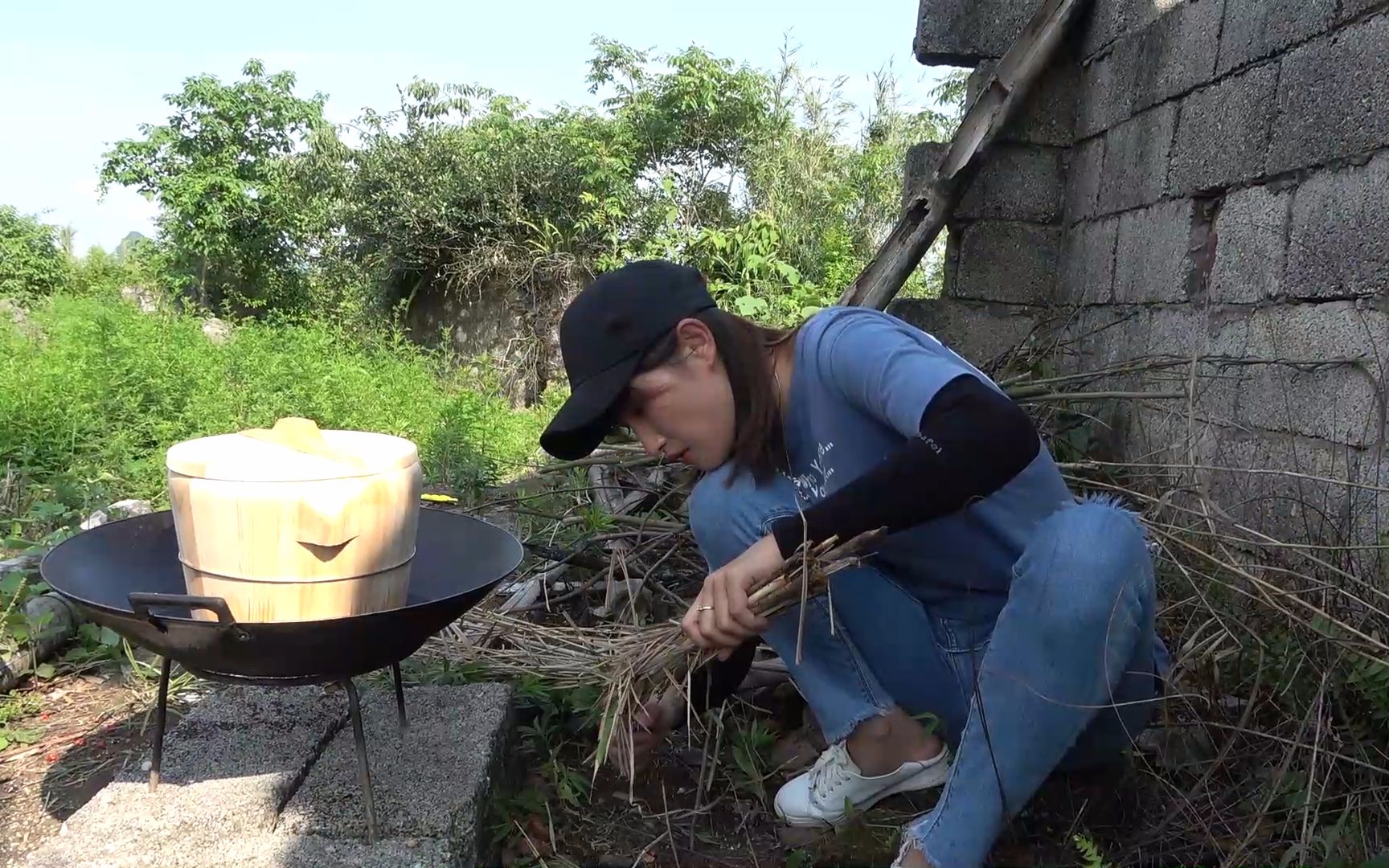 小莫外出回来,美女聘请摄影师变身大厨,荒岛烹饪美食技术太棒了