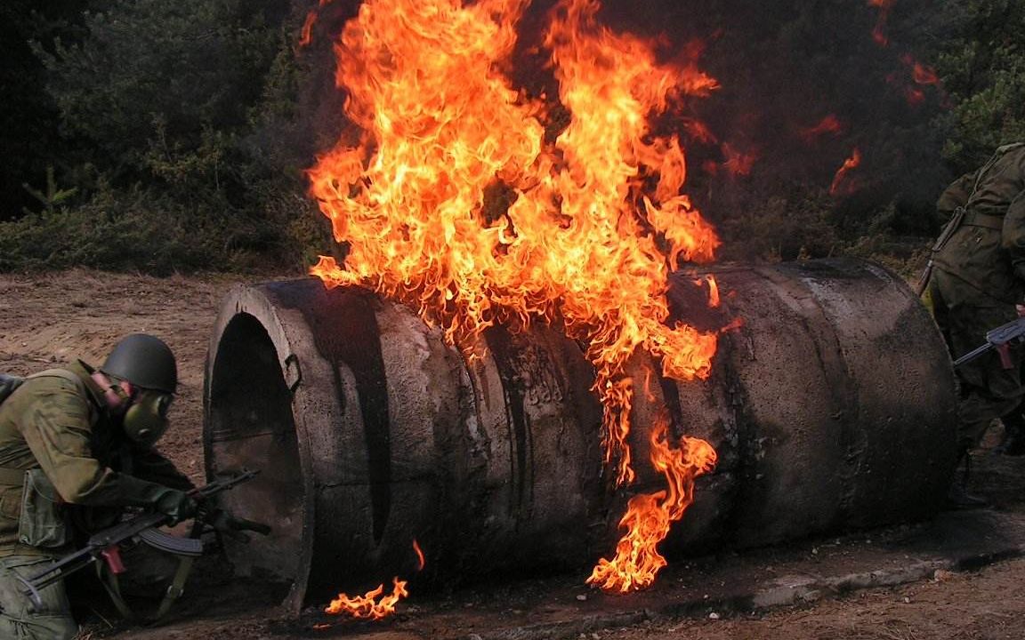 都说白磷弹惨无人道为何战场上的士兵最怕的是凝固汽油弹