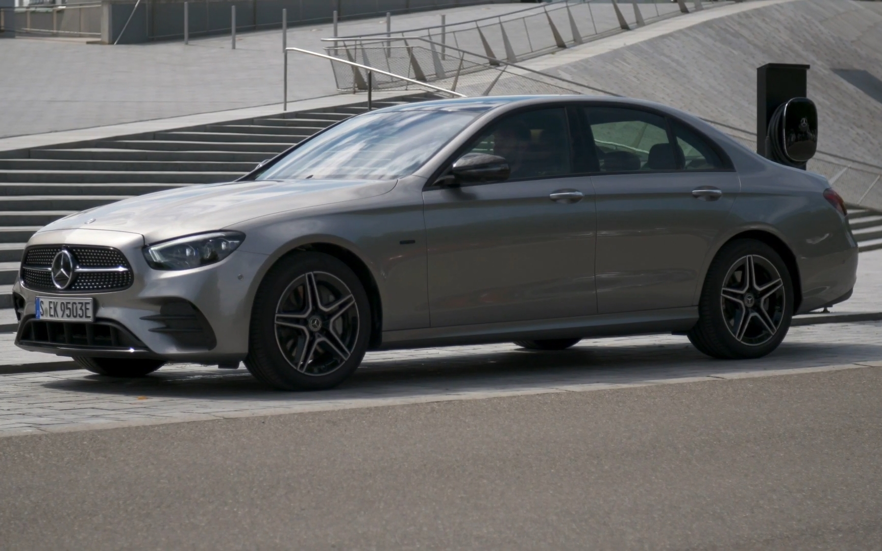 2021款奔驰e300e内外饰及官方驾驶视频