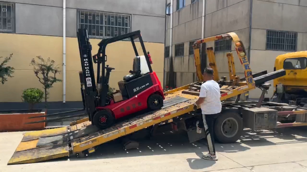 小型电动叉车交车现场(昊航迷你小型电动叉车)