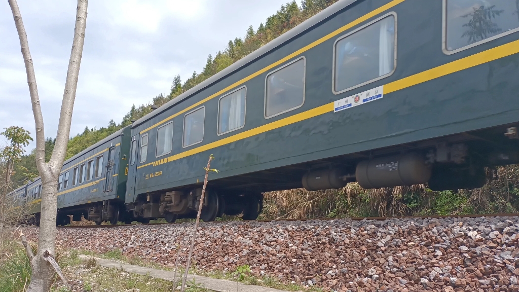 t152次火车通过景德镇郊外