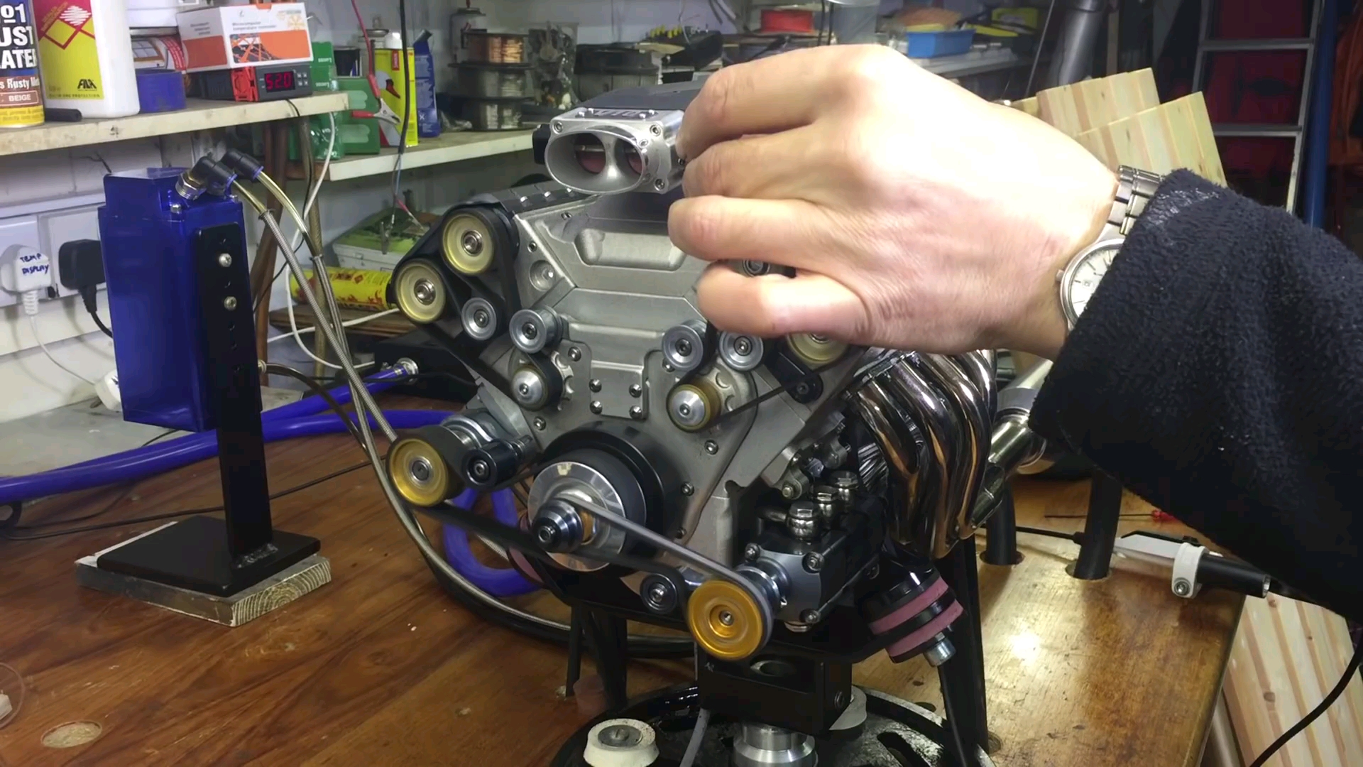 这台小巧的十缸发动机v10如何?