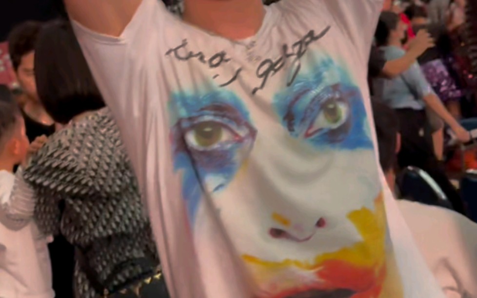 爆哭!穿着lady gaga applause来看taylor swift!