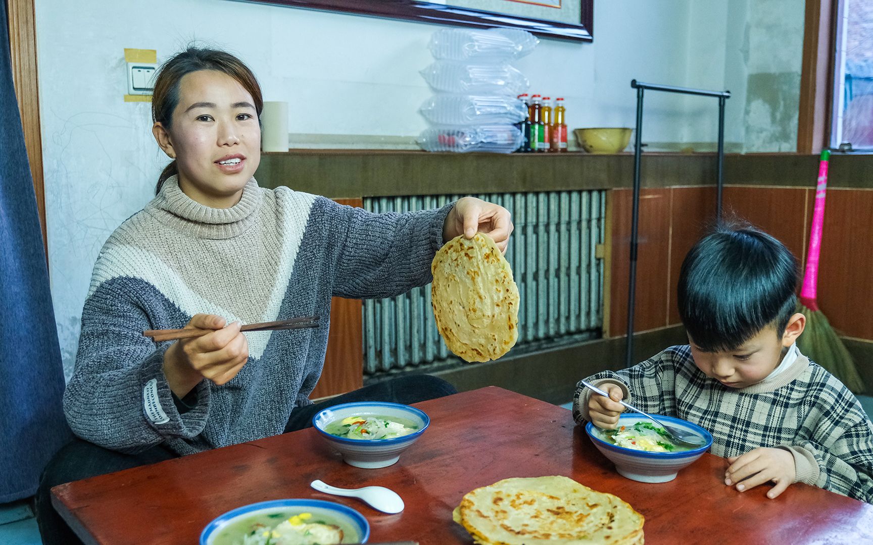 小勇做烫面葱花饼,外酥里软层次多,来碗萝卜丝蛋汤吃完浑身暖和哔哩哔哩bilibili