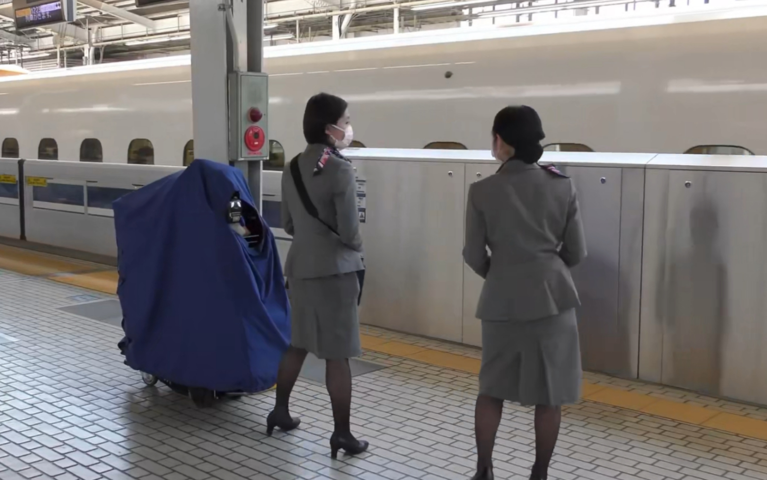 日本 女列车员向乘客一一鞠躬致意