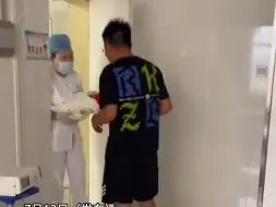 Tải video: 女子翻出自己老公第一次抱宝宝的视频，浑身僵硬 全身都在用力，“偷感好重的爸爸”