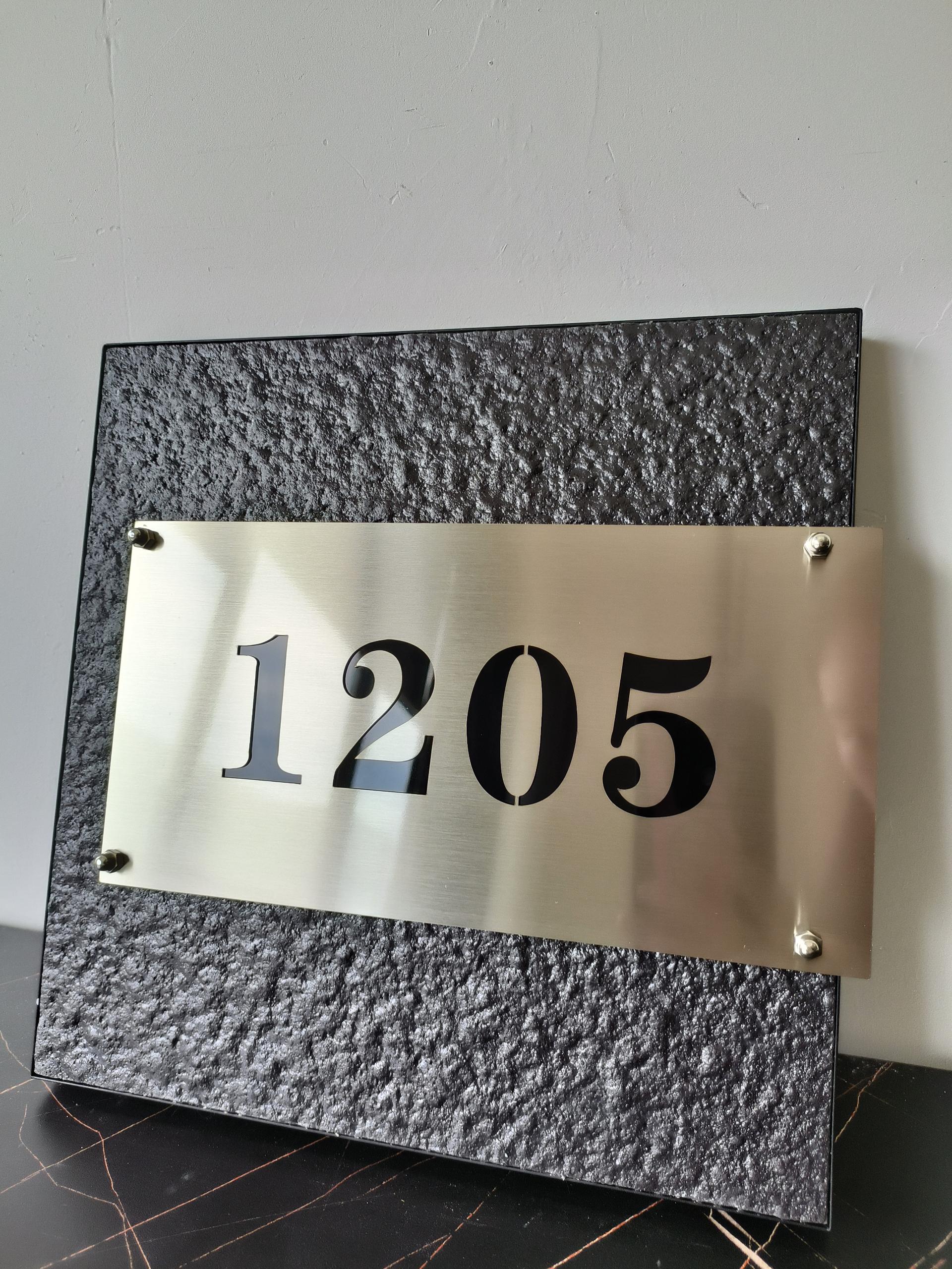 智能轻奢:可定制金属亚克力发光门牌系统