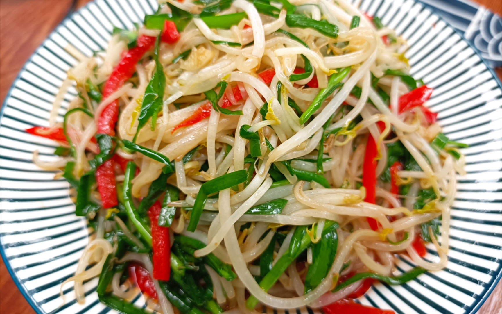 清淡爽口的绿豆芽炒韭菜,绿白相映,看着就很有食欲