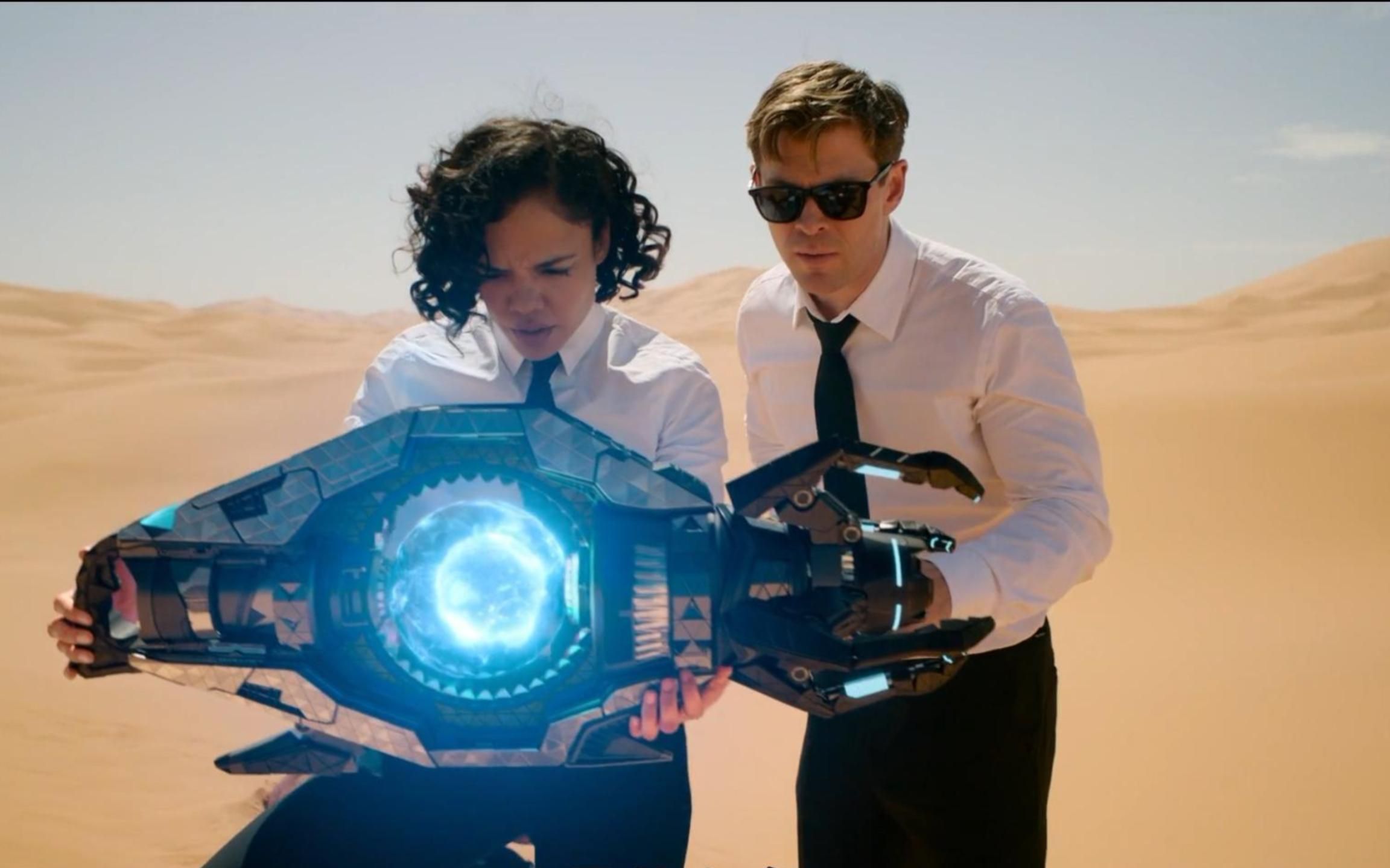 雷神手持恒星级武器对战外星人