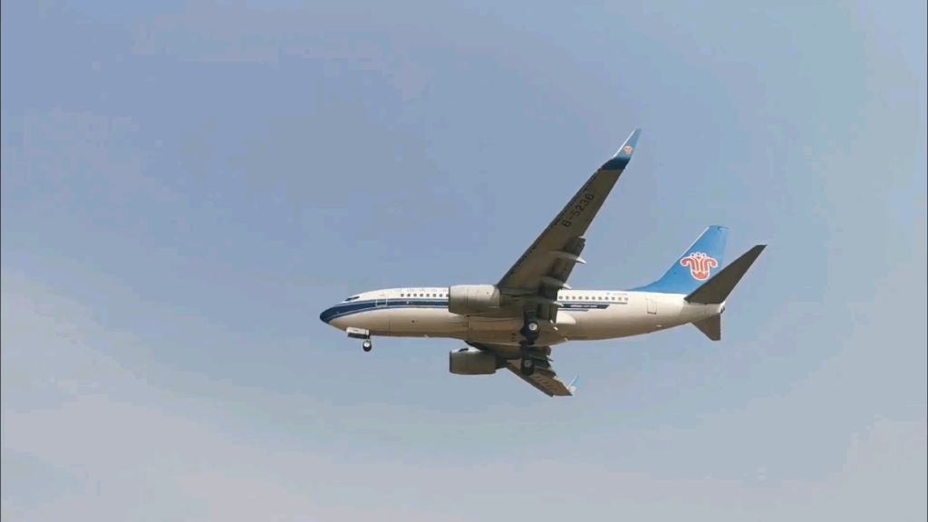 南航波音737降落