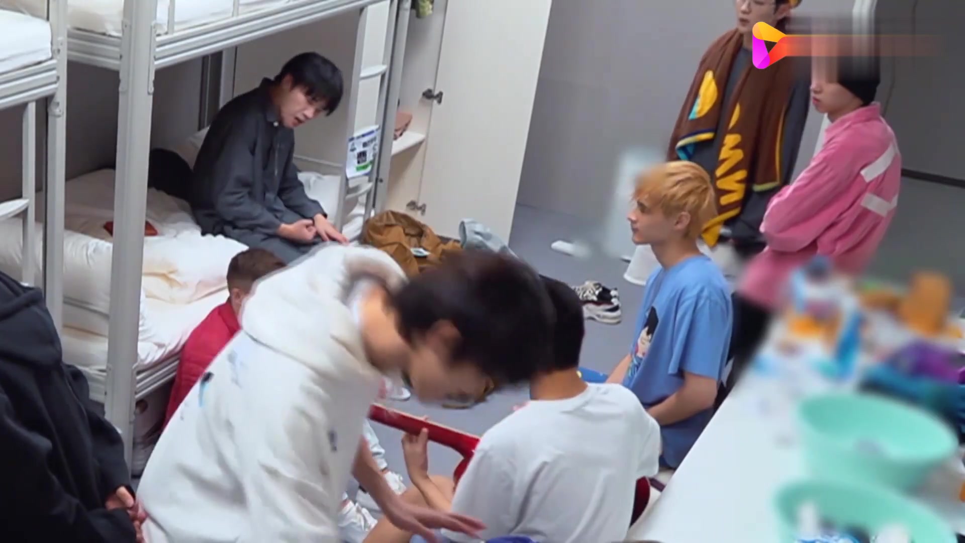 《创造营2021》宿舍群像,泰国小伙感情深,尹浩宇高卿尘公主抱