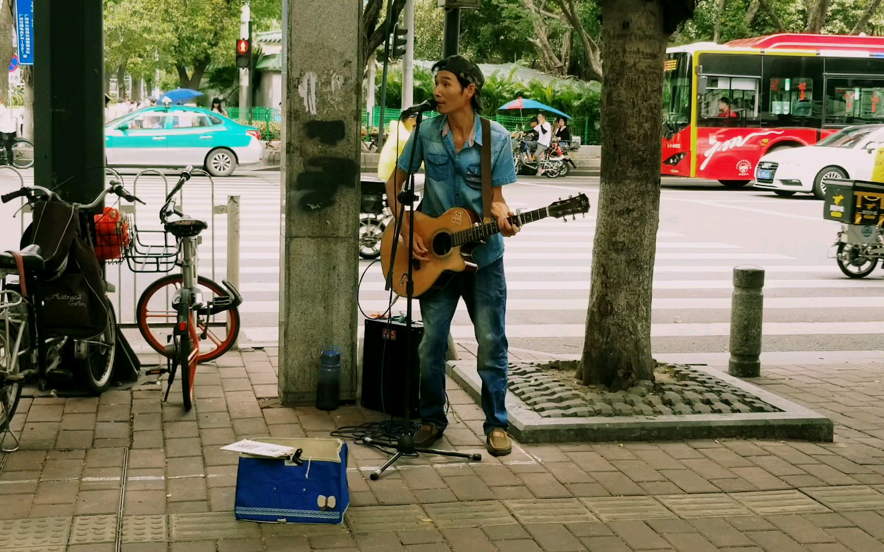 广州街头一人一吉他演绎经典歌曲《上海滩》,沧桑的面庞略却有一副