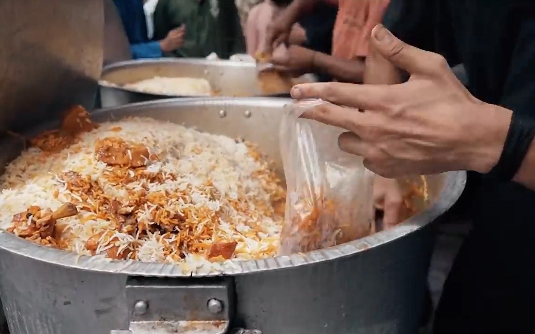 [图]巴铁在中国工厂的工作餐，3块的午餐干净又卫生