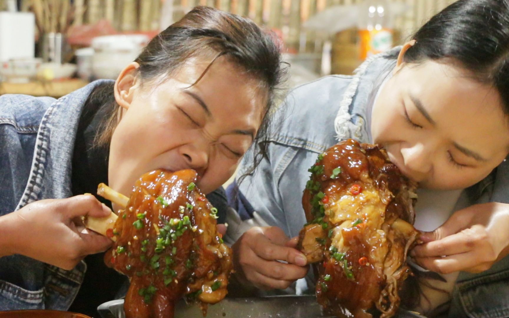 秋妹和姐姐做四川名菜东坡肘子,肥而不腻,一人抱着啃一只,过瘾