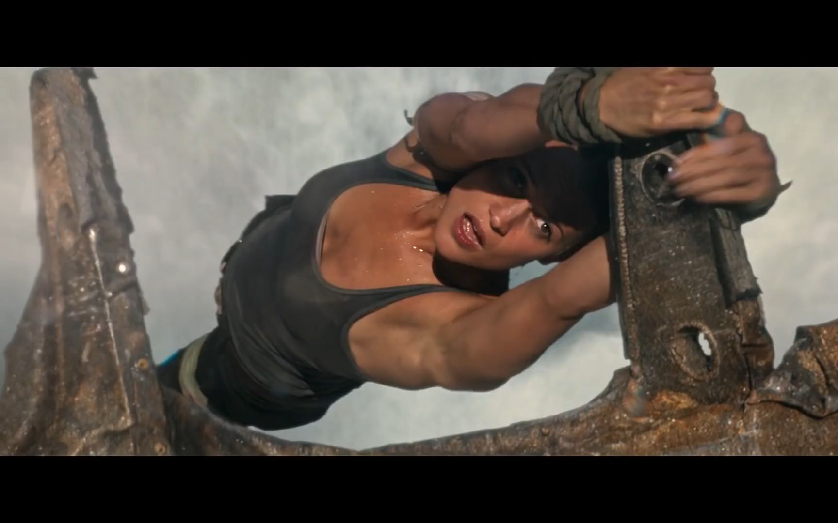 女子坠落悬崖之上,全程惊险刺激!